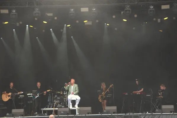 Omslagfoto Benny Neyman Tribute door Koen De Smet met Ilse van den Broeck op bas